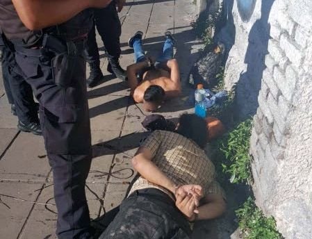 Detienen a dos ladrones de autos en Flores