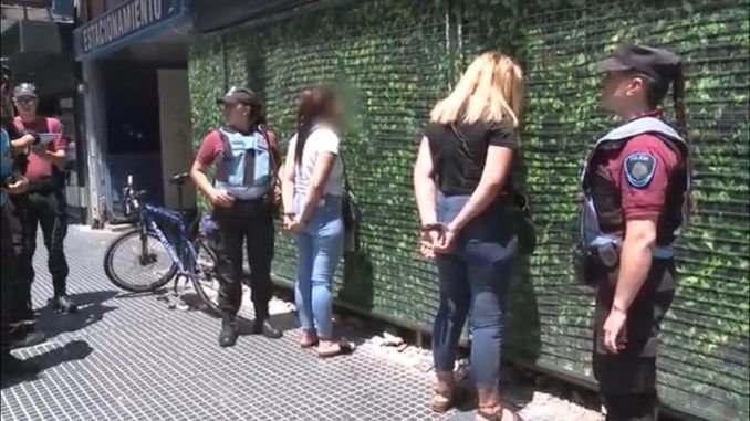 La Policía de la Ciudad atrapó a dos mujeres que le robaron el celular a una turista brasileña en el microcentro porteño.