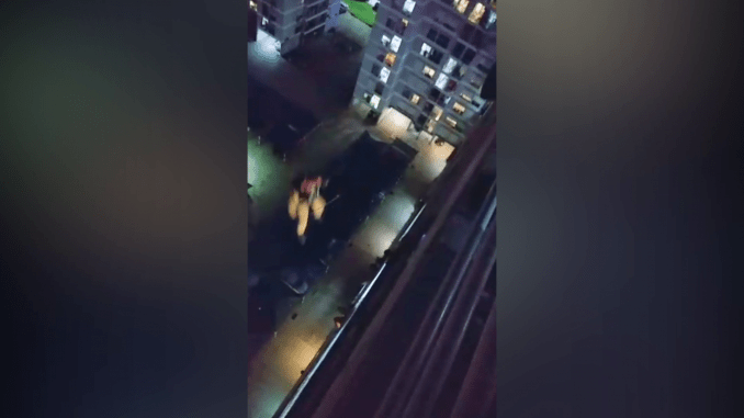 Bomberos de la Ciudad rescató a una mujer que amenazaba con arrojarse al vacío desde un piso 12 en La Boca
