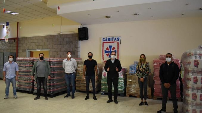 El obispo villero recibió 10 toneladas de comida en Cáritas 001