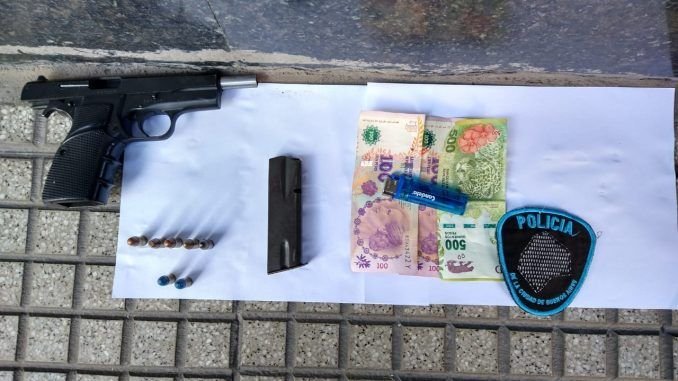 La Policía de la Ciudad detuvo a un hombre que entró armado a una panadería de Constitución