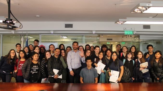 Tombolini con estudiantes en el CESBA 2