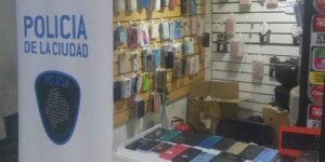 Clausuran locales en Once por vender celulares con origen ilícito