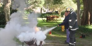 Bomberos de la Ciudad reforzaron la preparación ante emergencias en una embajada