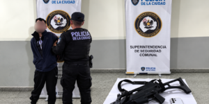 Cayó un delincuente que robaba con una réplica de ametralladora